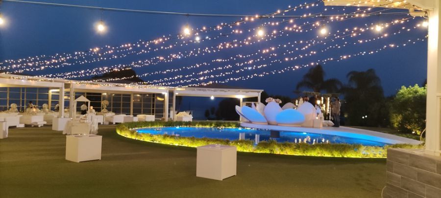 Giardino notturno con piscina