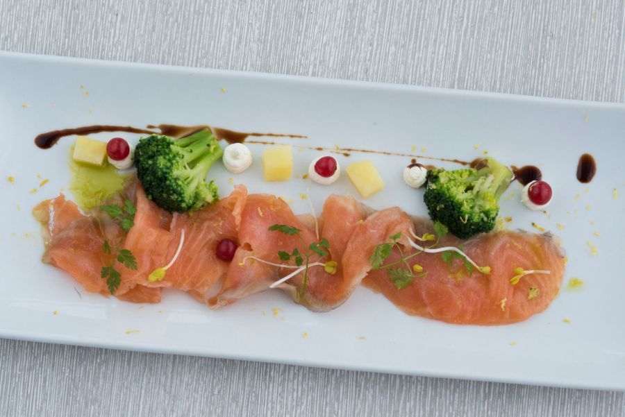 Piatto con pesce crudo