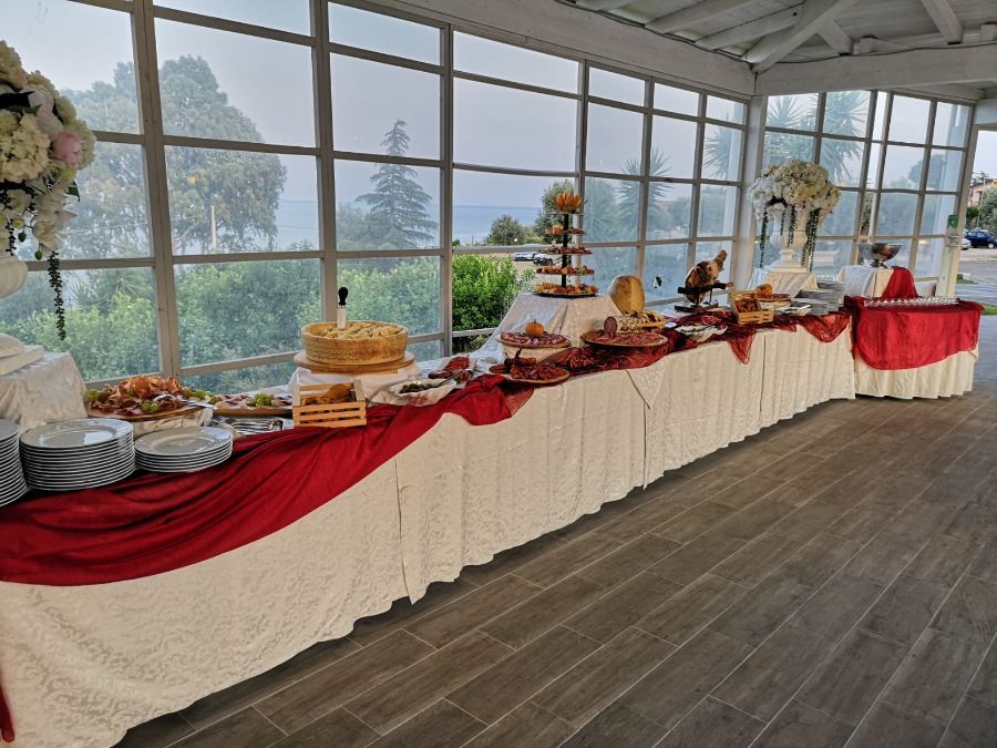 Tavolo con buffet