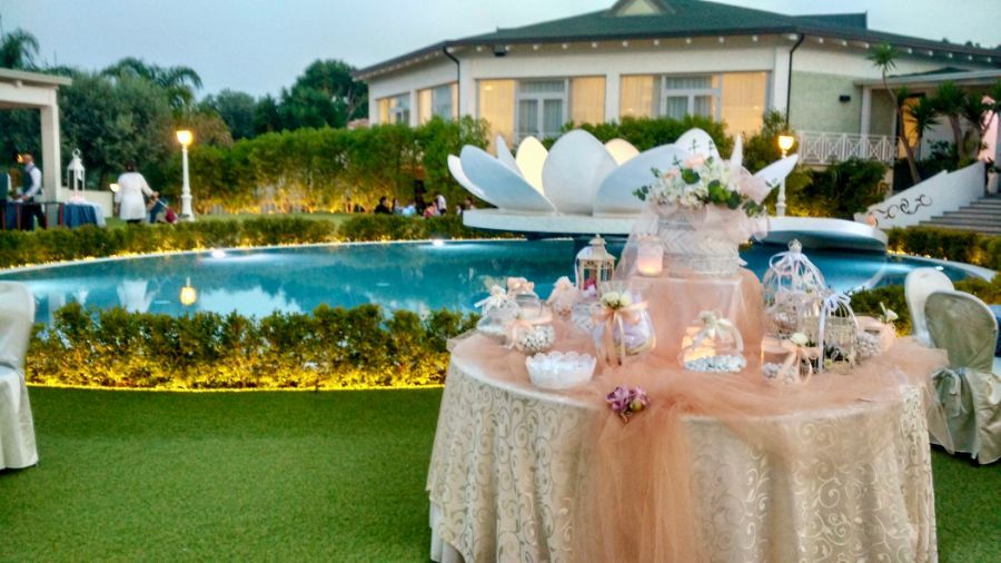 Giardino esterno con piscina e allestimento per matrimonio