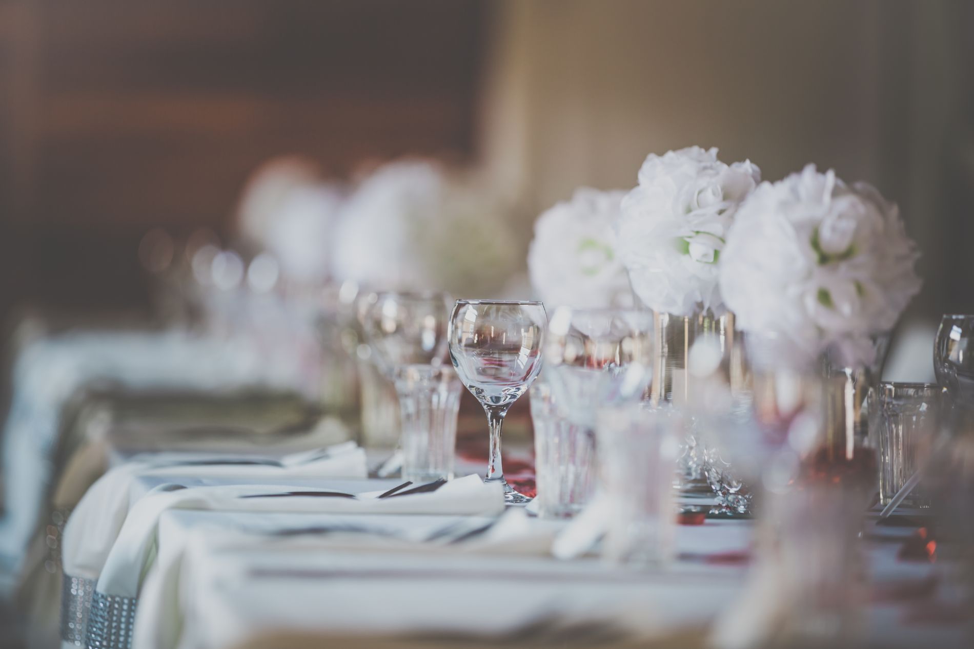 Una donna è seduta su una sedia in un negozio di abiti da sposa.