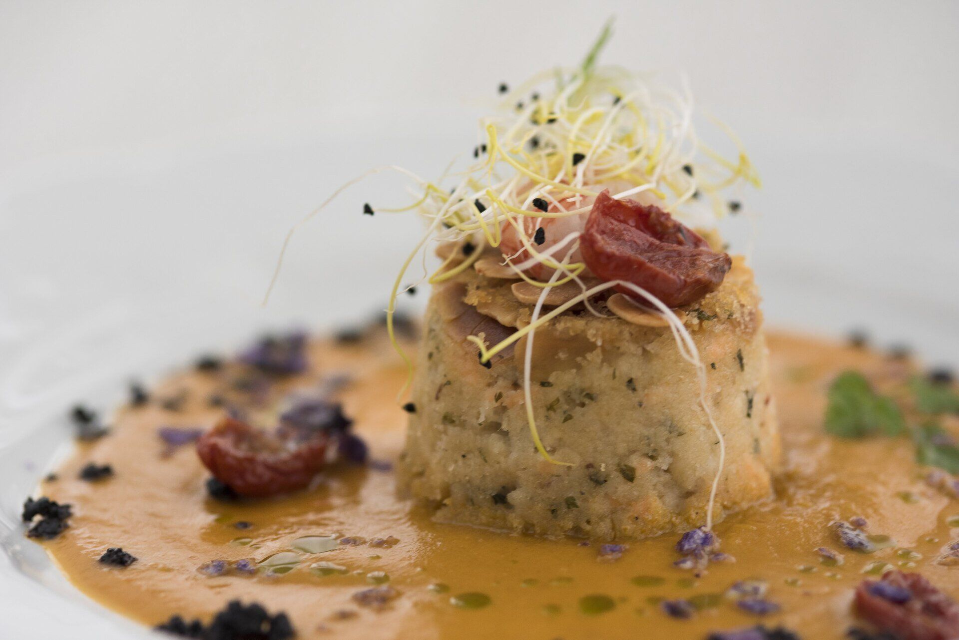 Un primo piano di un piatto di cibo su un tavolo.