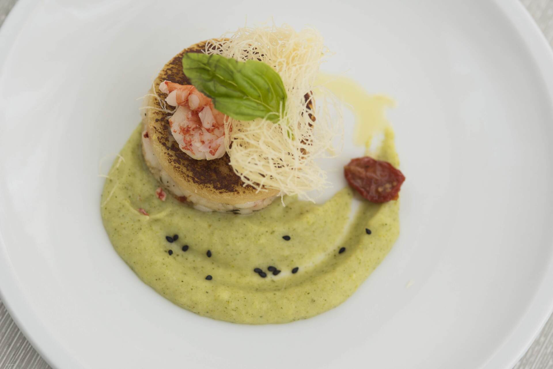 Un primo piano di un piatto di cibo su un tavolo.