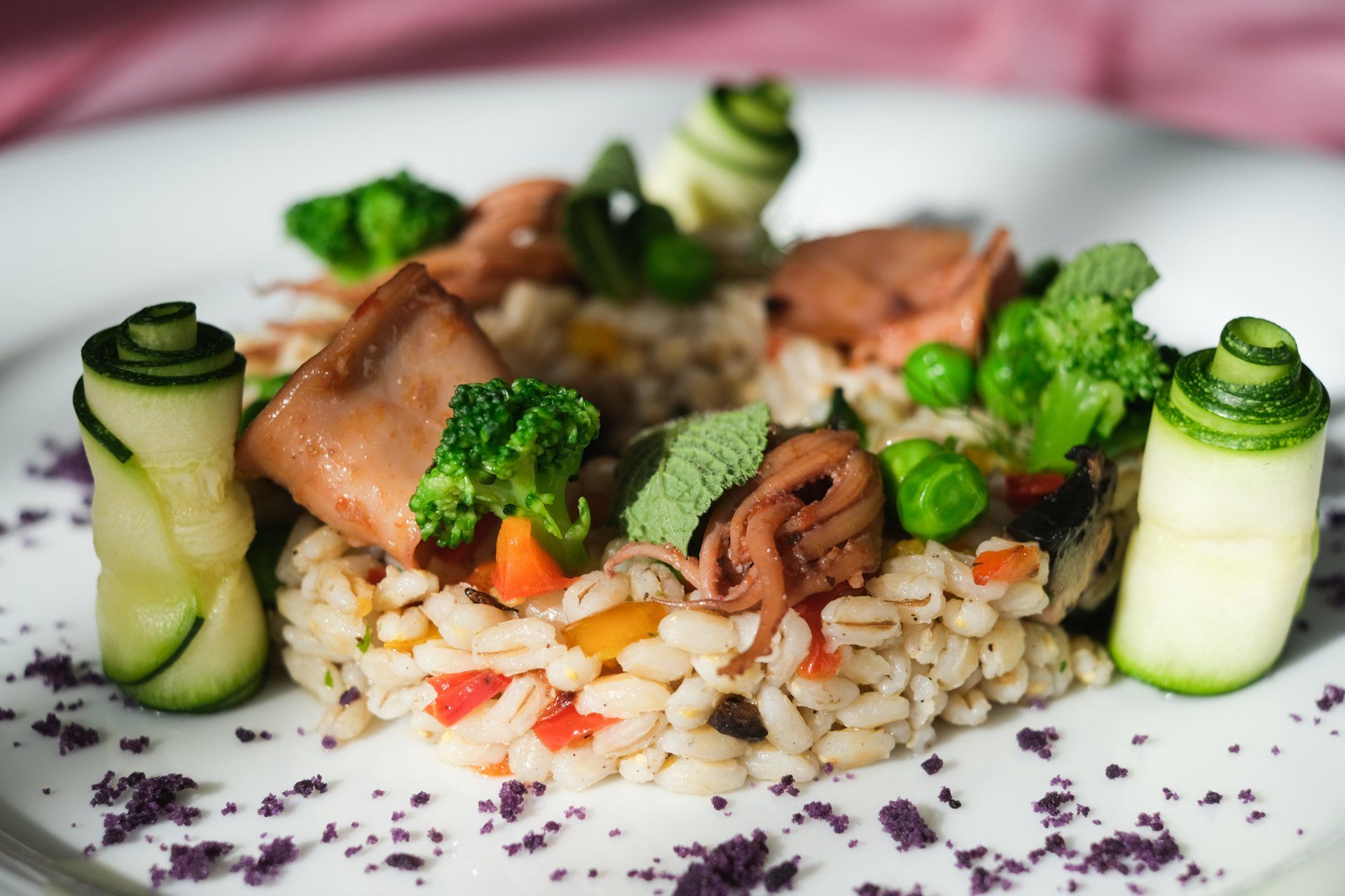 Un piatto bianco con riso e verdure su un tavolo.