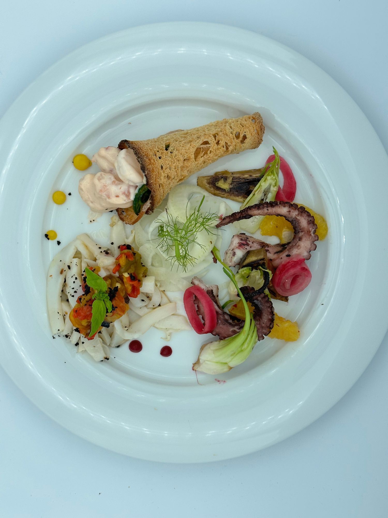 Un piatto bianco con una varietà di cibo sopra