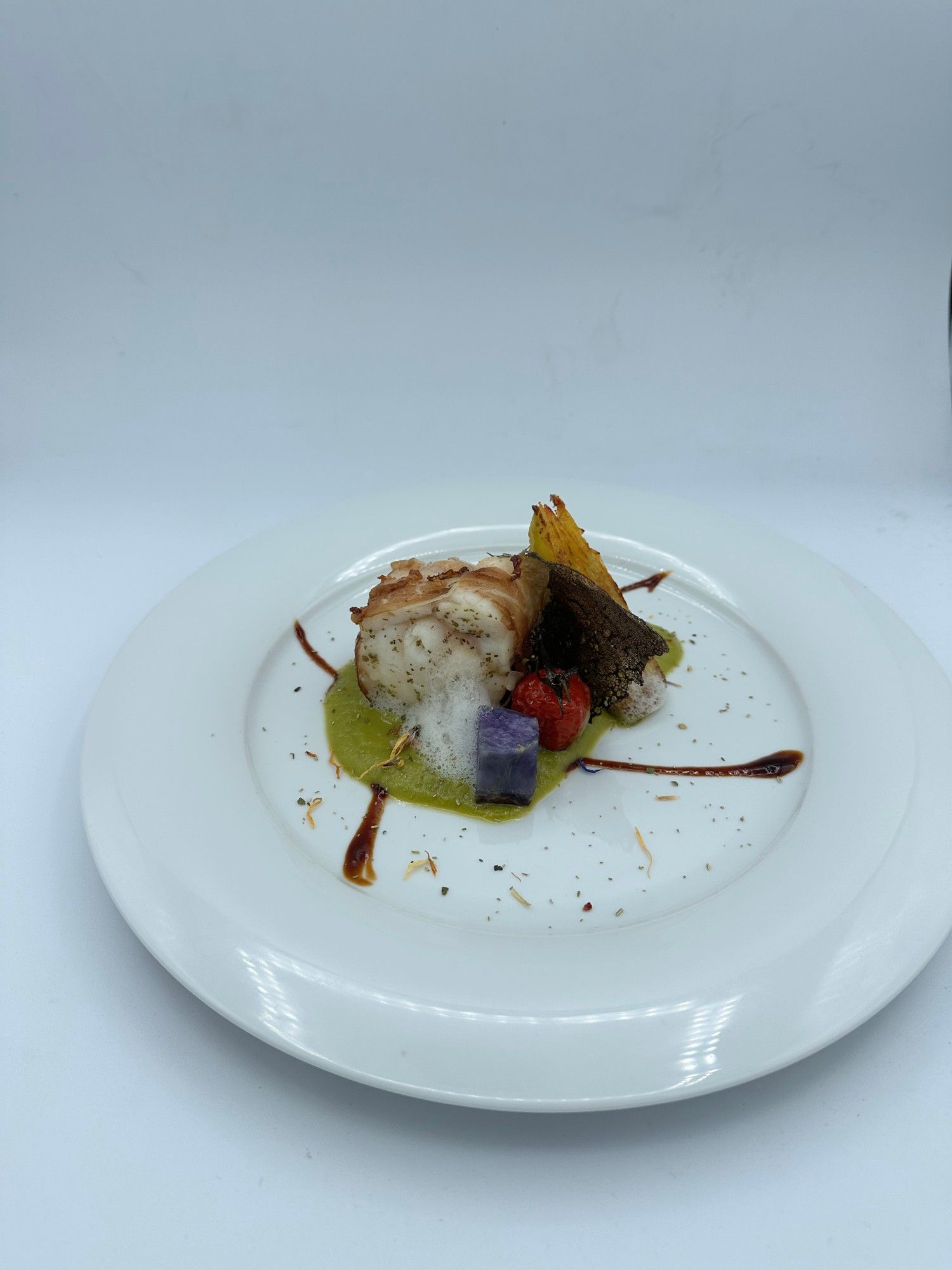 Un piatto bianco sormontato da un piatto di cibo su un tavolo.