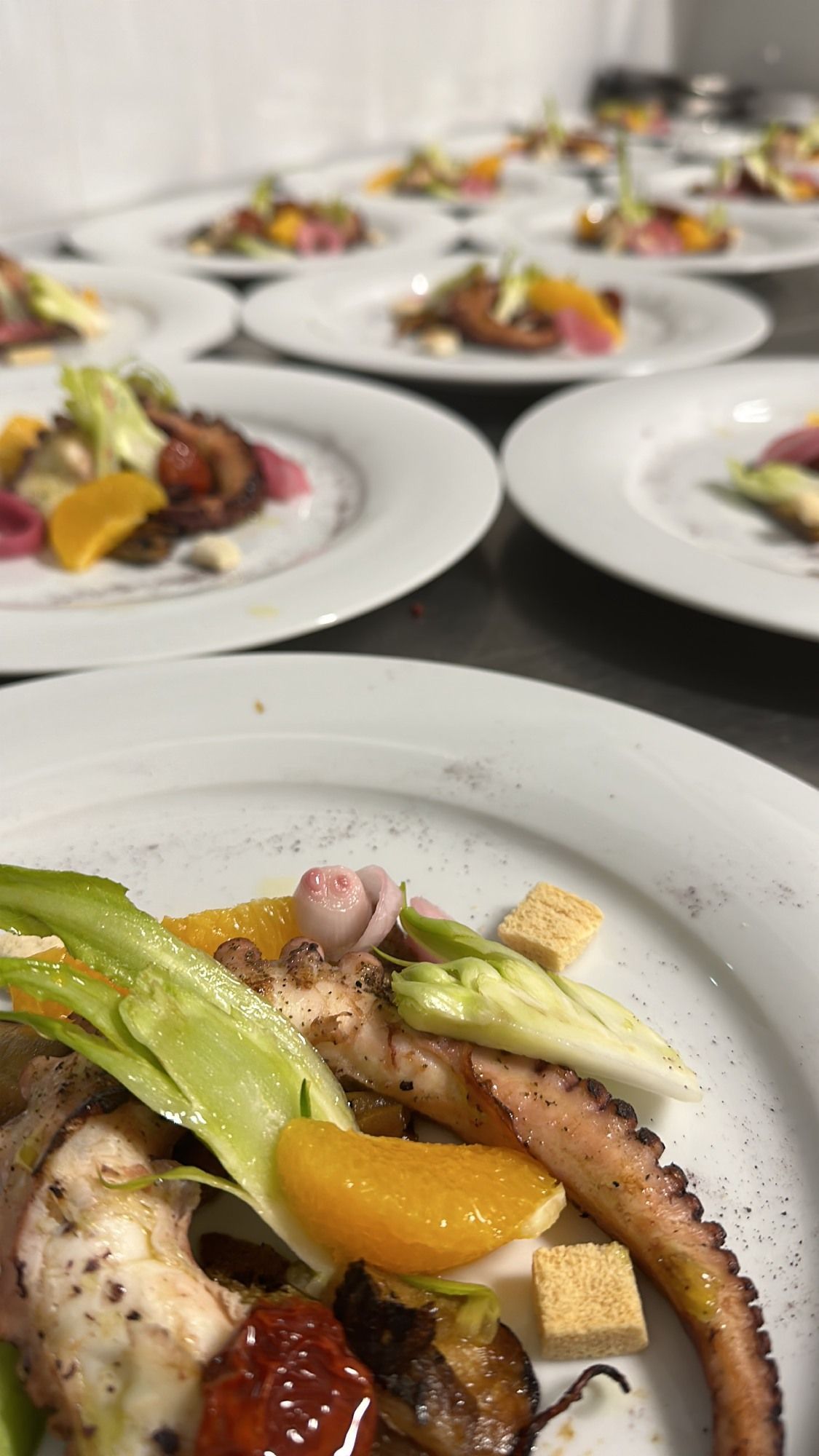 Un primo piano di un piatto di cibo su un tavolo.