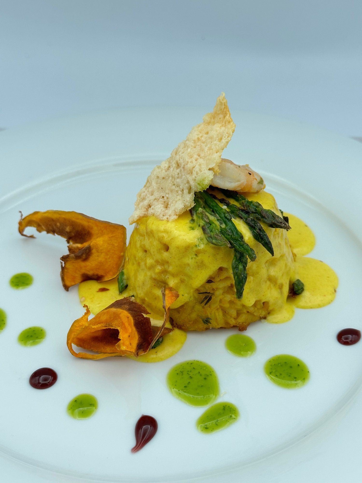 Un piatto bianco con un pezzo di cibo sopra