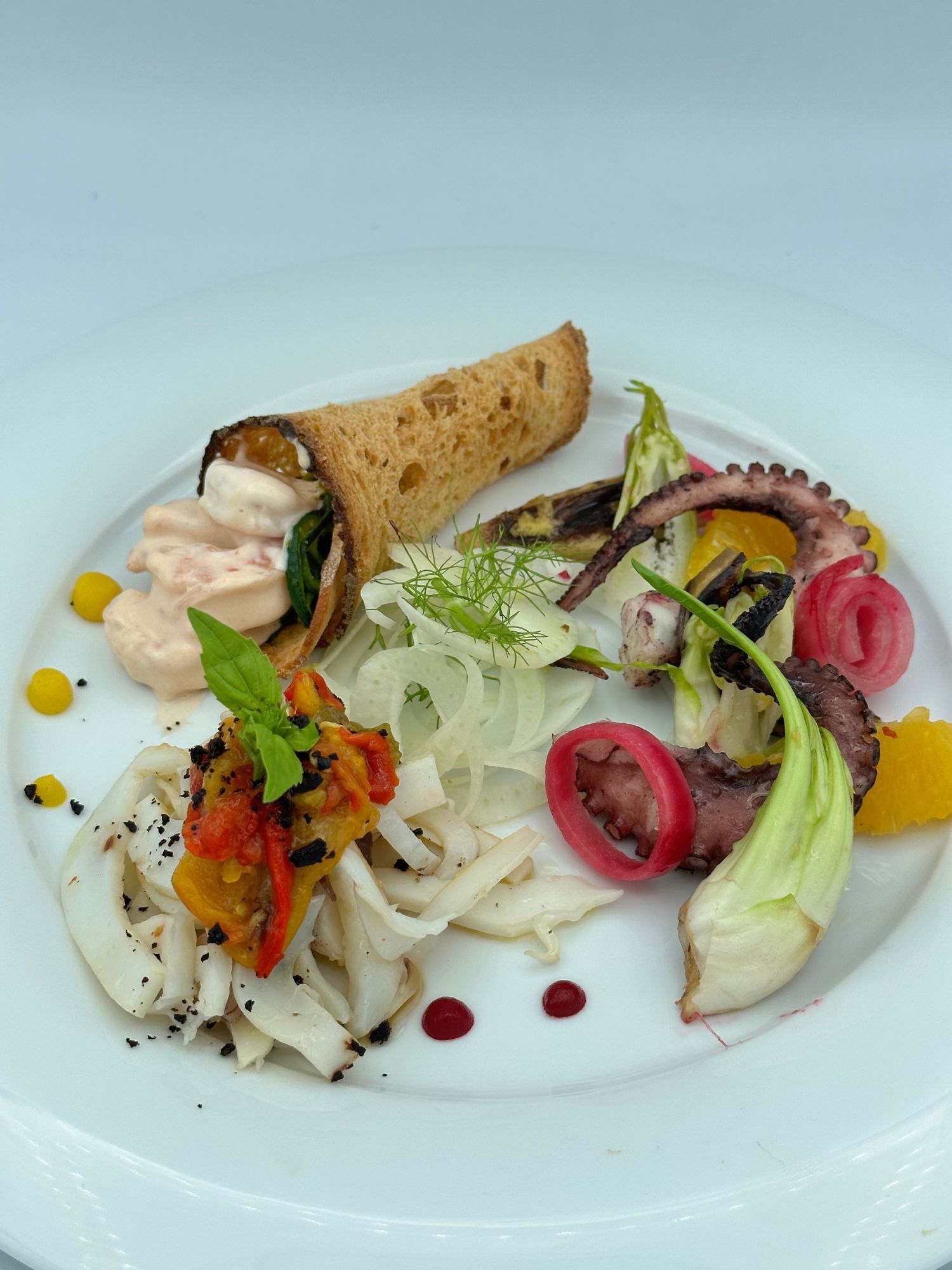 Un piatto bianco con una varietà di cibo sopra