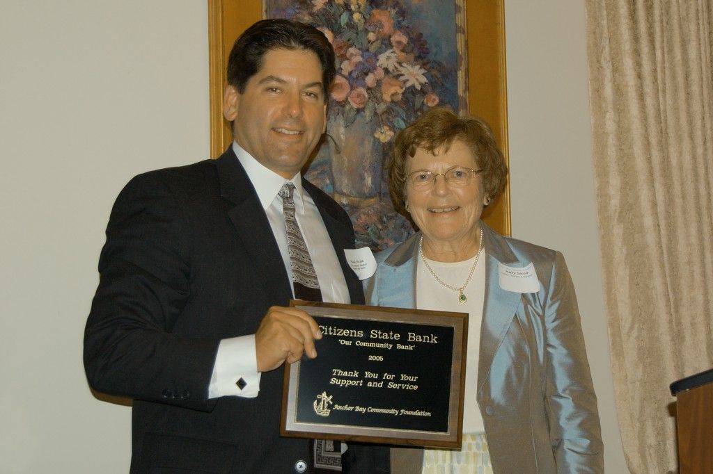 A man and a woman hold a plaque that says Citizens State Bank.