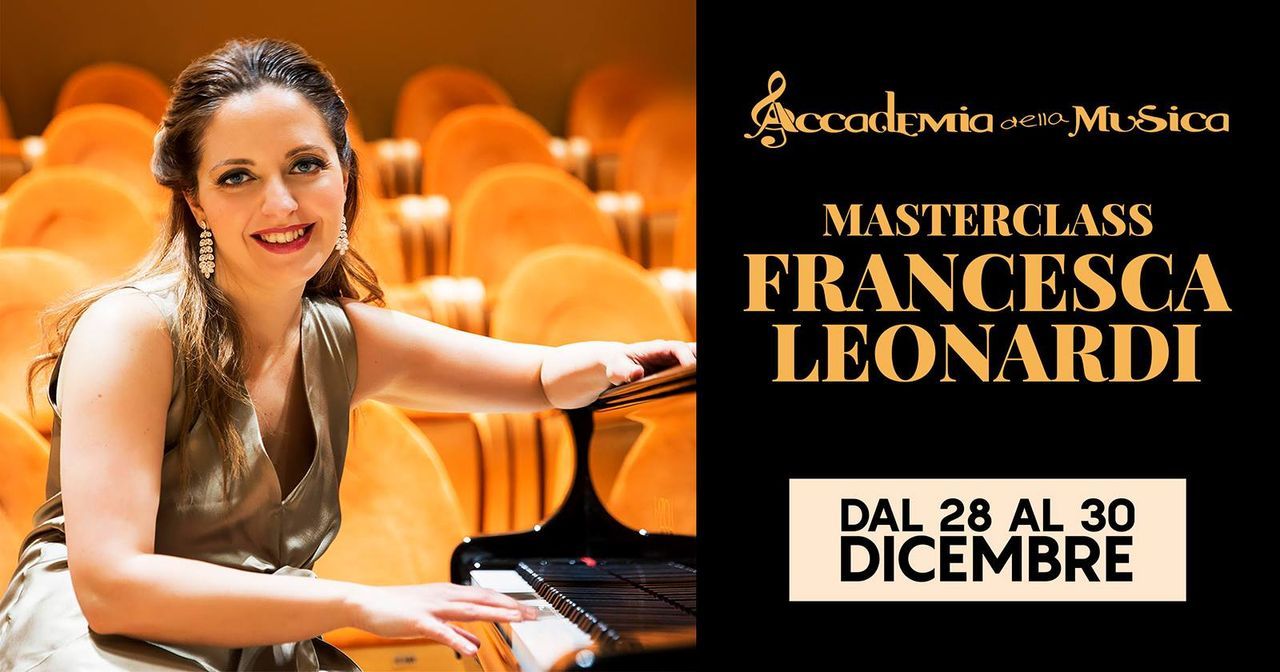 Una donna sorridente al pianoforte, mentre promuove una masterclass di Francesca Leonardi dal 28 al 30 dicembre.
