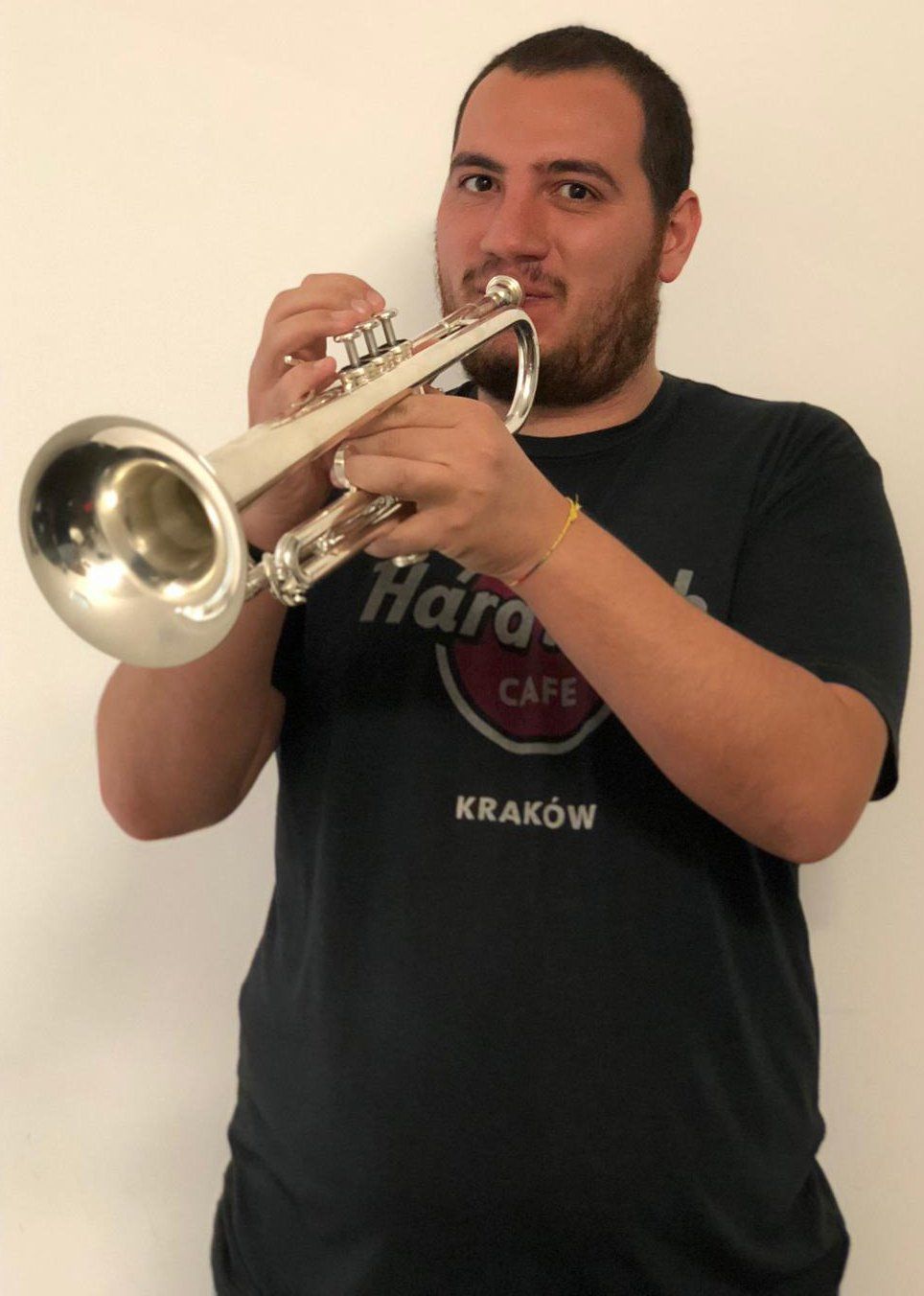 Insegnante di musica che suona la tromba
