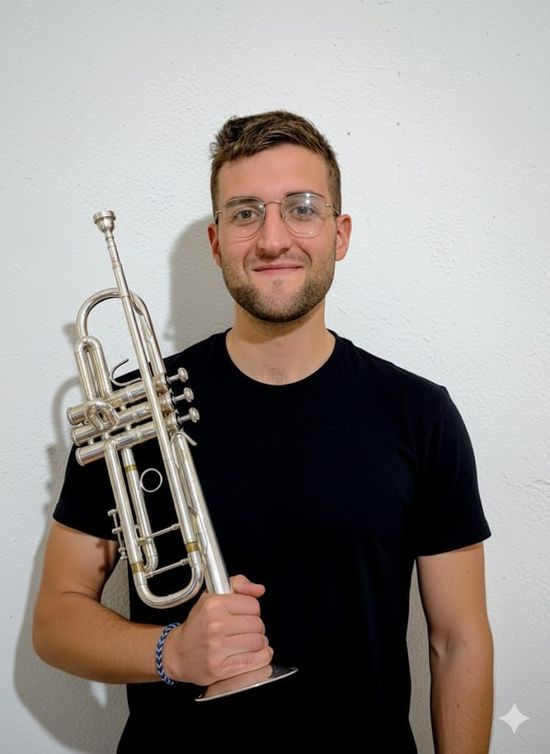 Uomo sorridente con camicia nera e tromba d'argento su sfondo bianco.