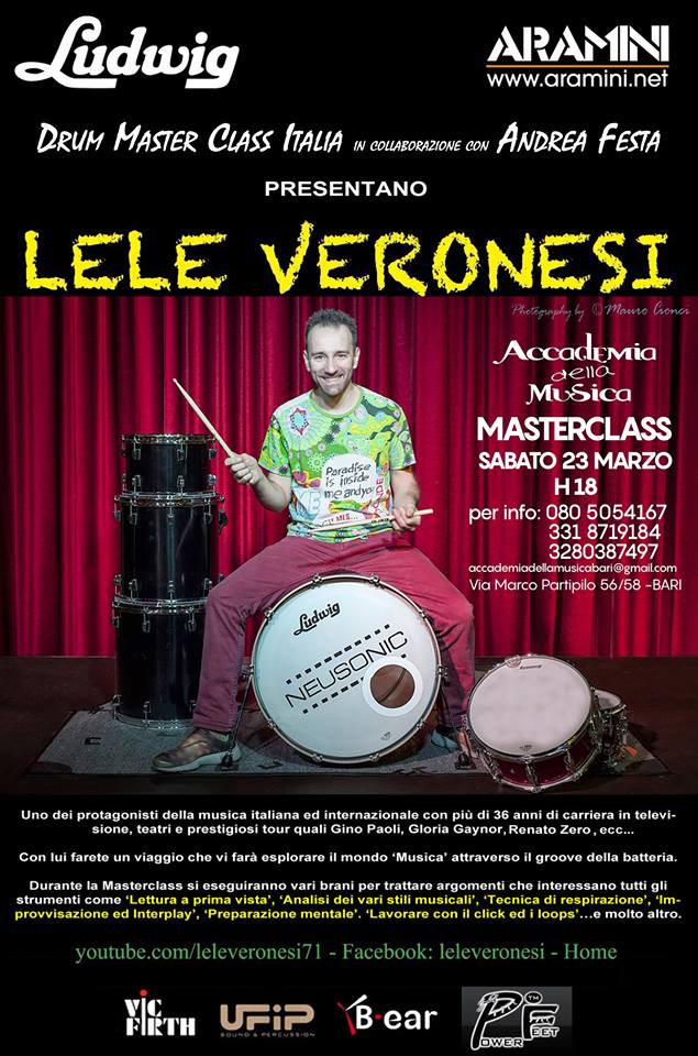 Manifesto per una masterclass di batteria tenuta da Lele Veronesi. È seduto con la batteria, tiene in mano le bacchette e sorride.