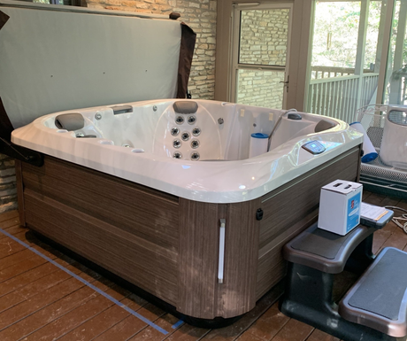 Jacuzzi Hot Tub with set-up kit