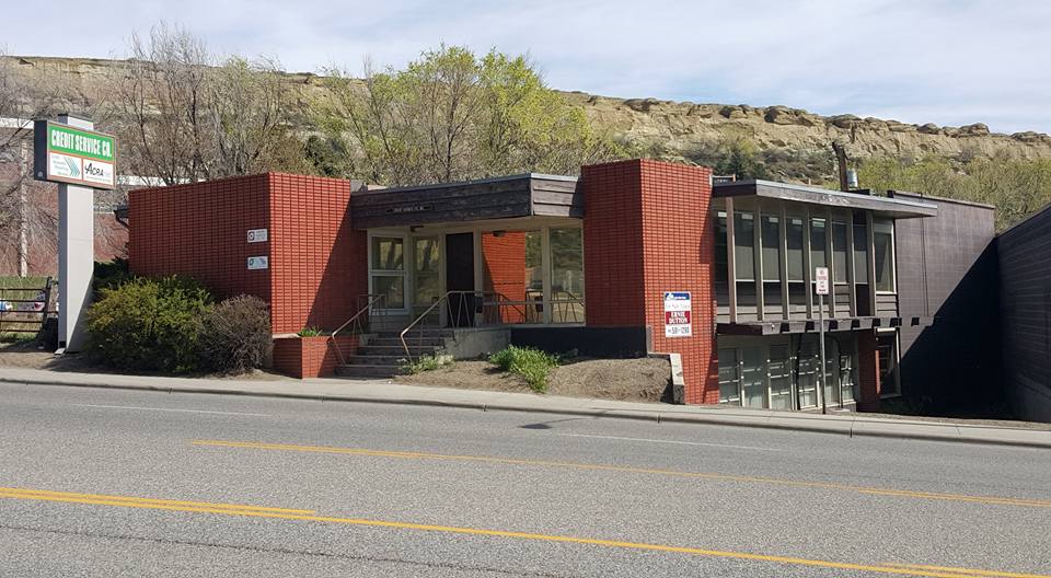 A building with a sign that says ' motel ' on it