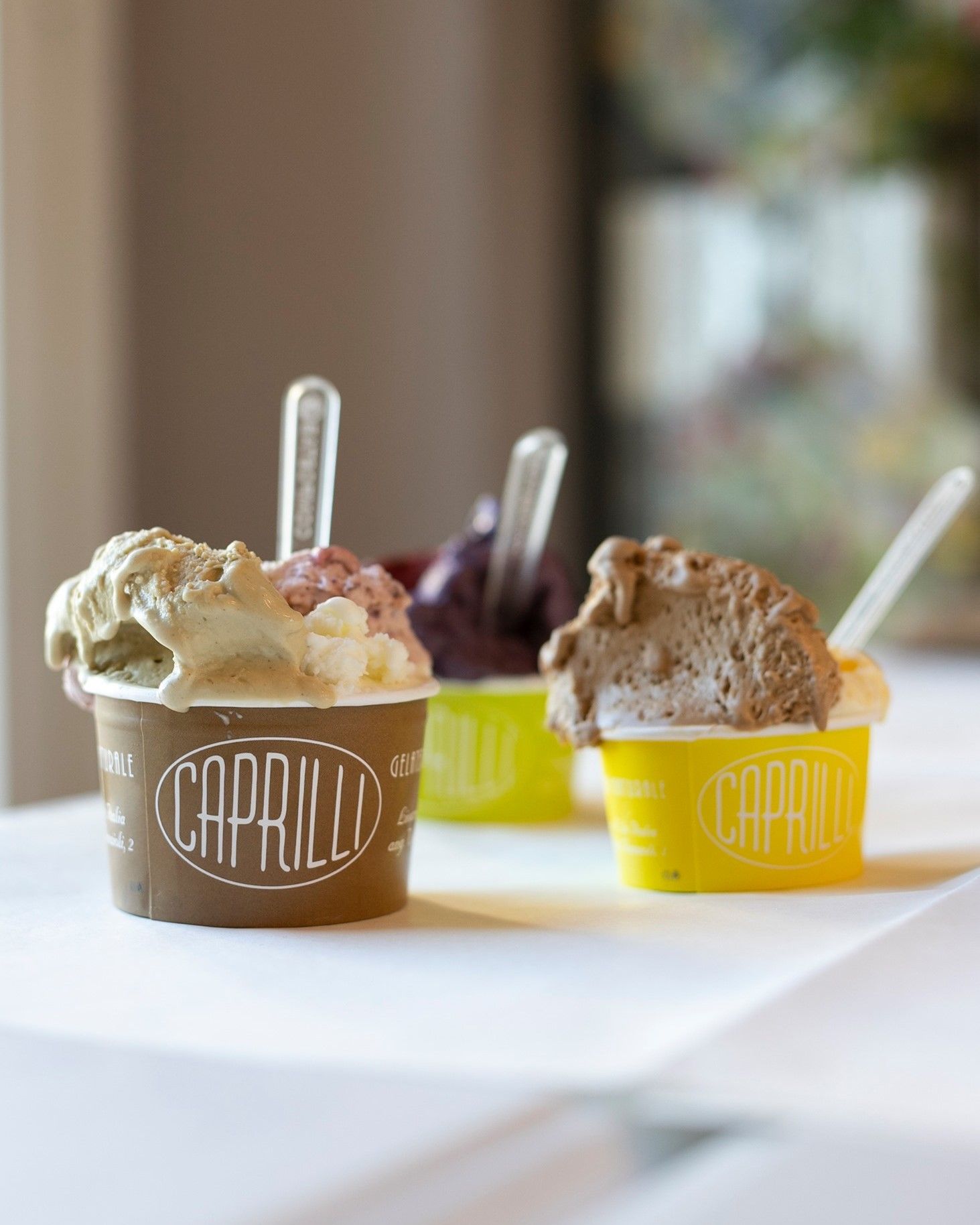 Gelato in coppette marroni, verdi e gialle, con l'etichetta 