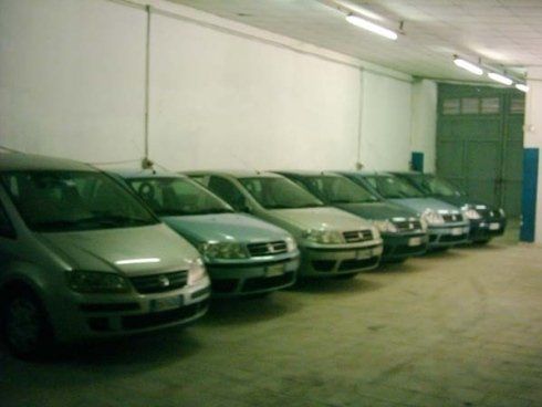 macchine in un parcheggio coperto