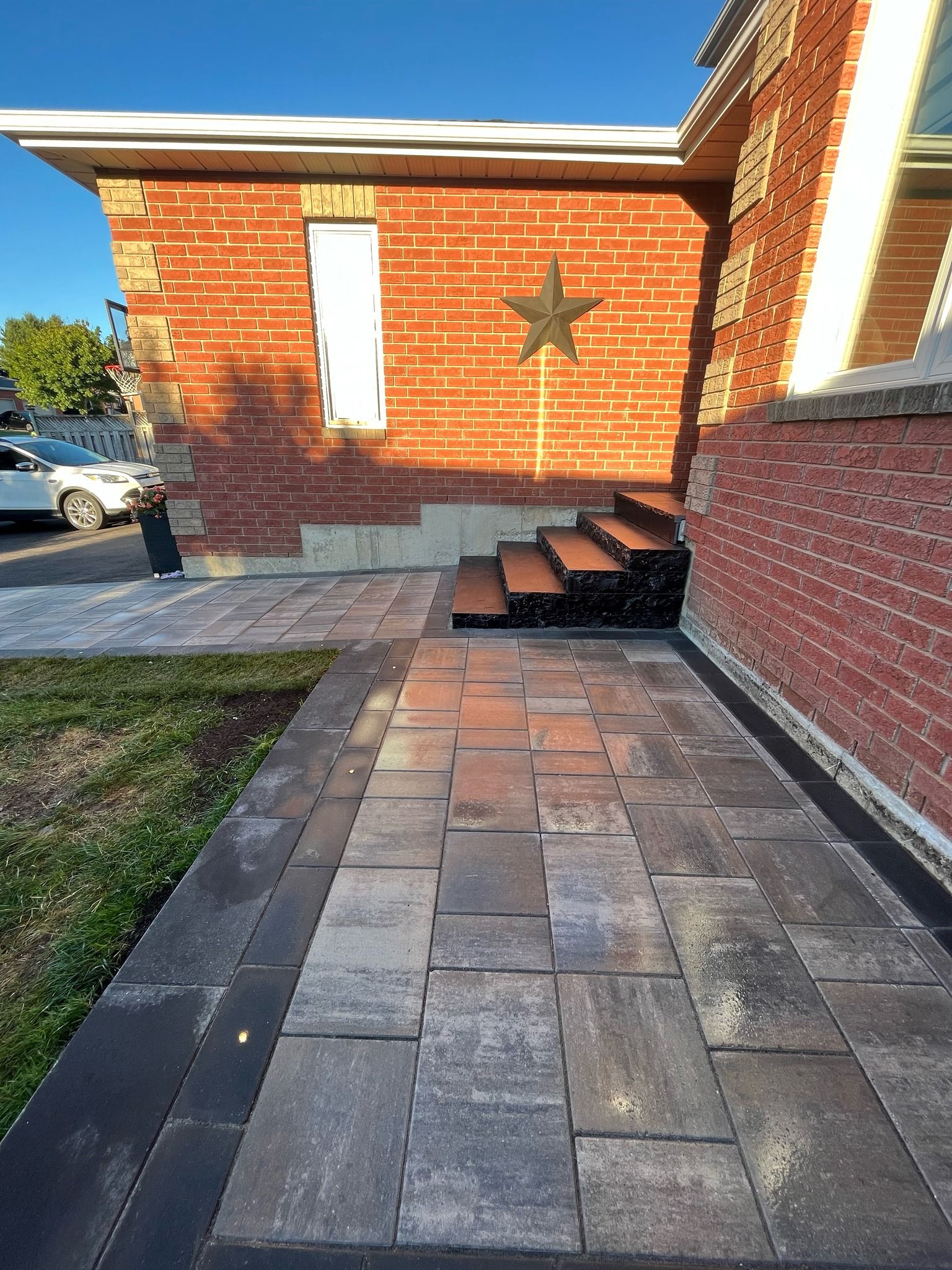 Une maison en brique avec une étoile sur le côté