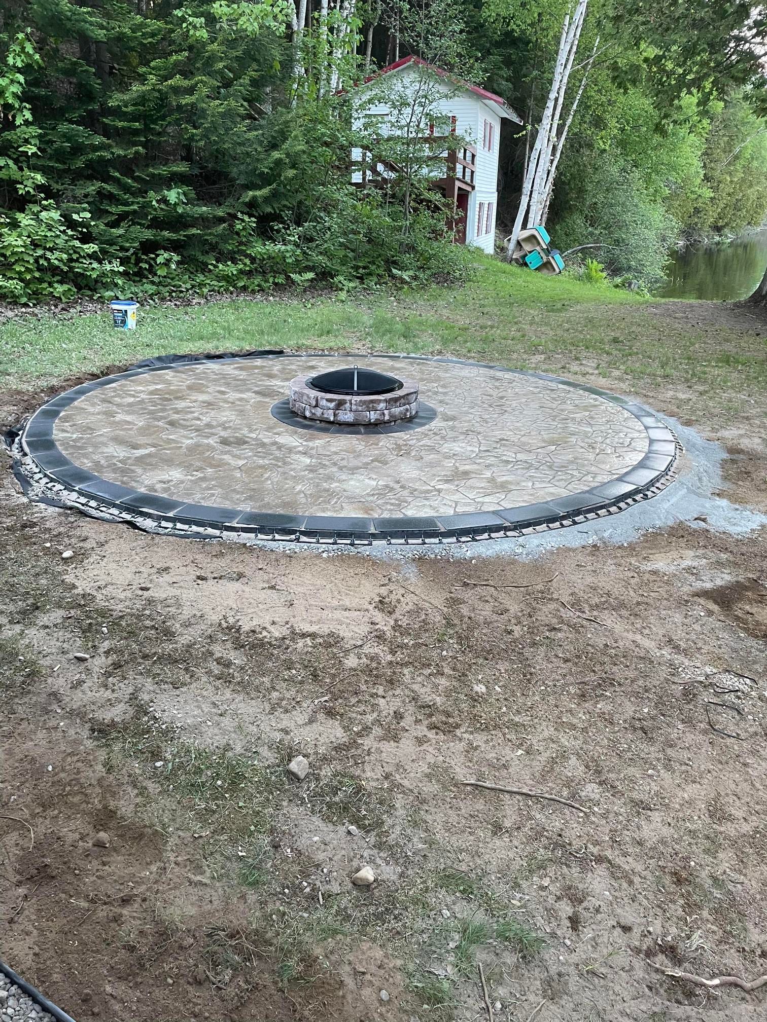 Un foyer est posé au milieu d'un champ de terre.