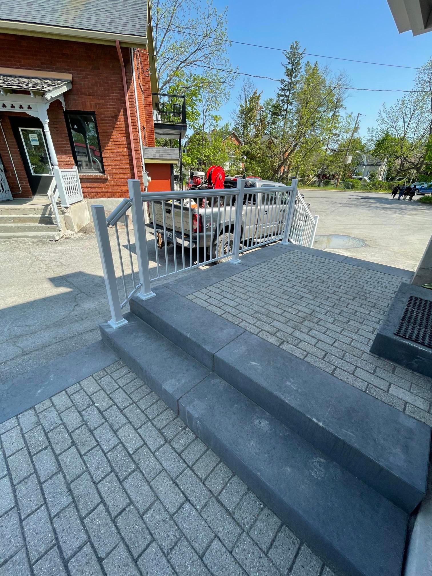 Une passerelle en brique avec des escaliers menant à un bâtiment.