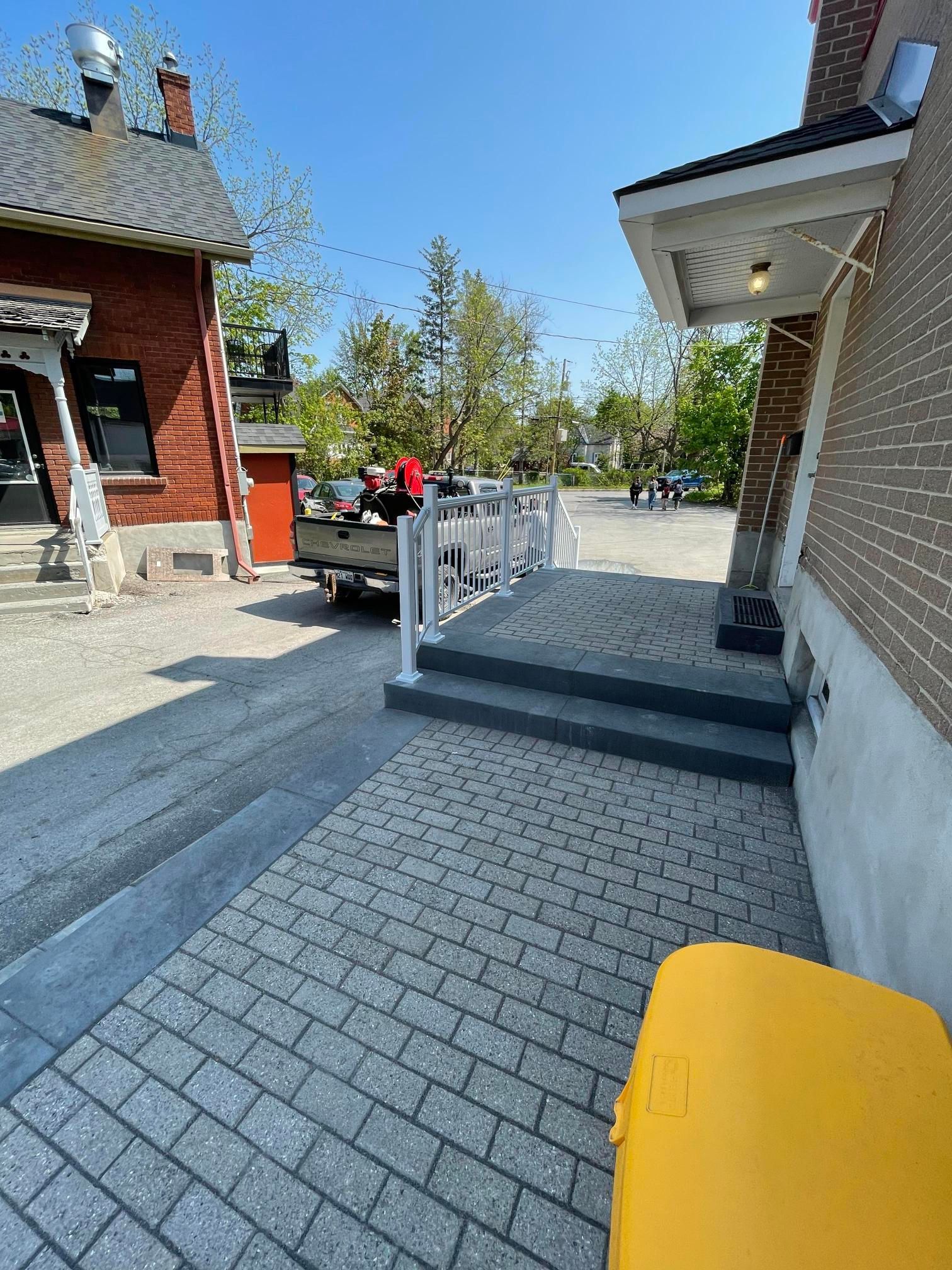 Un camion est garé devant une maison en brique.