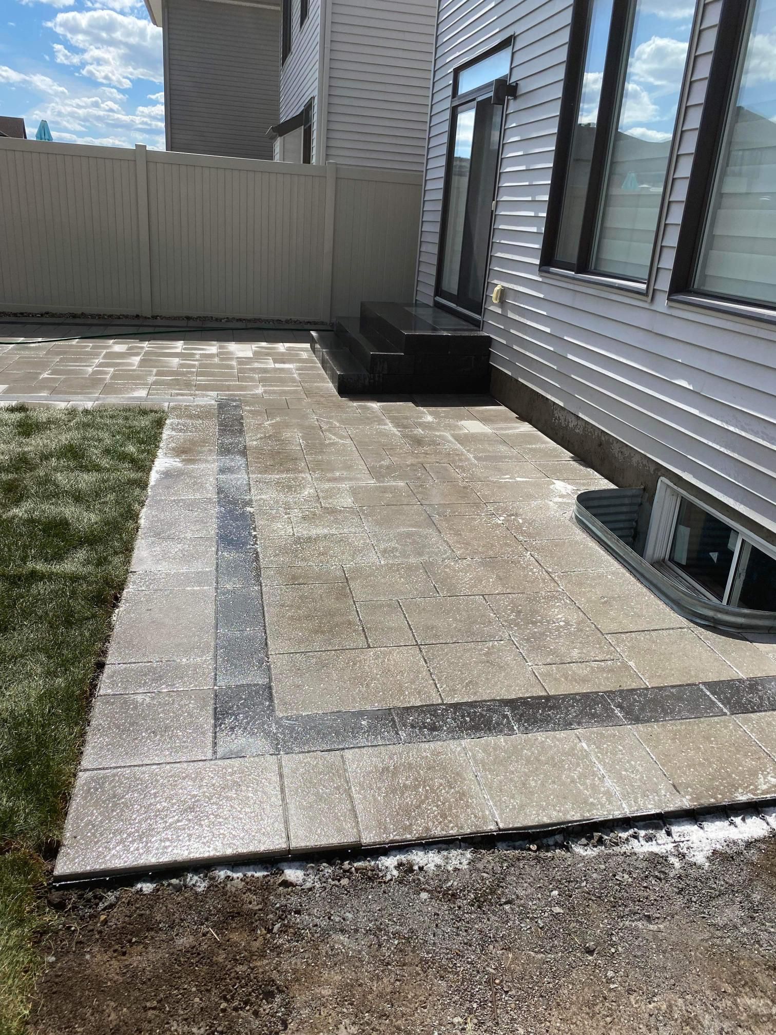 Un patio est en cours de construction dans la cour d'une maison.