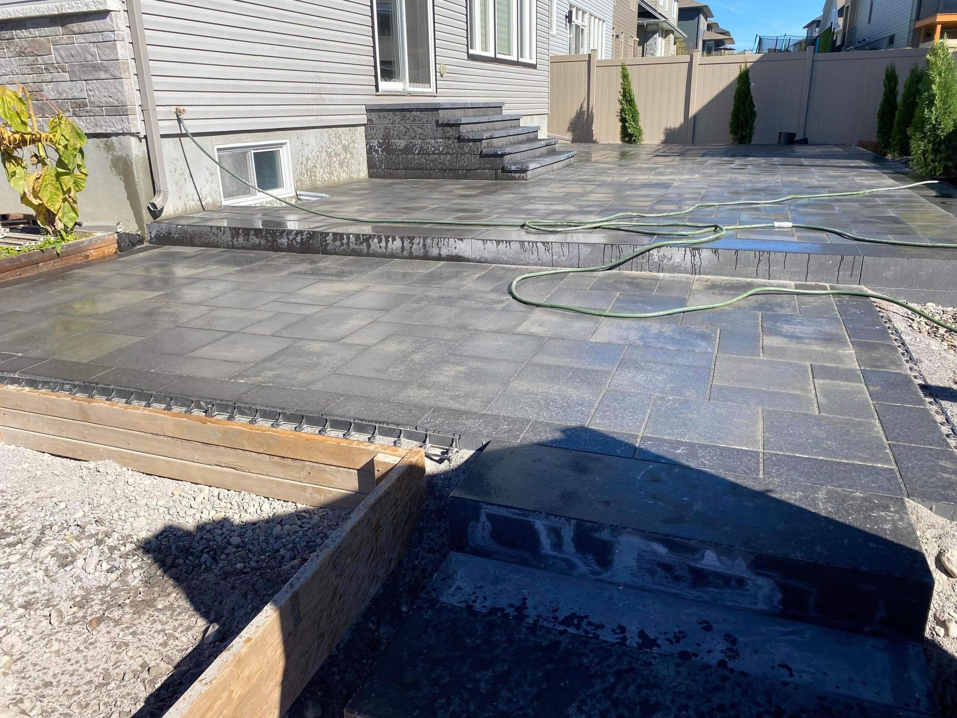 Un patio est en cours de construction dans la cour d'une maison.