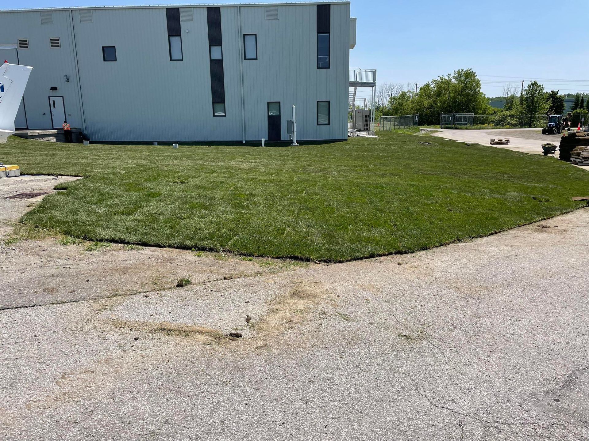 Un grand bâtiment blanc avec beaucoup d'herbe devant
