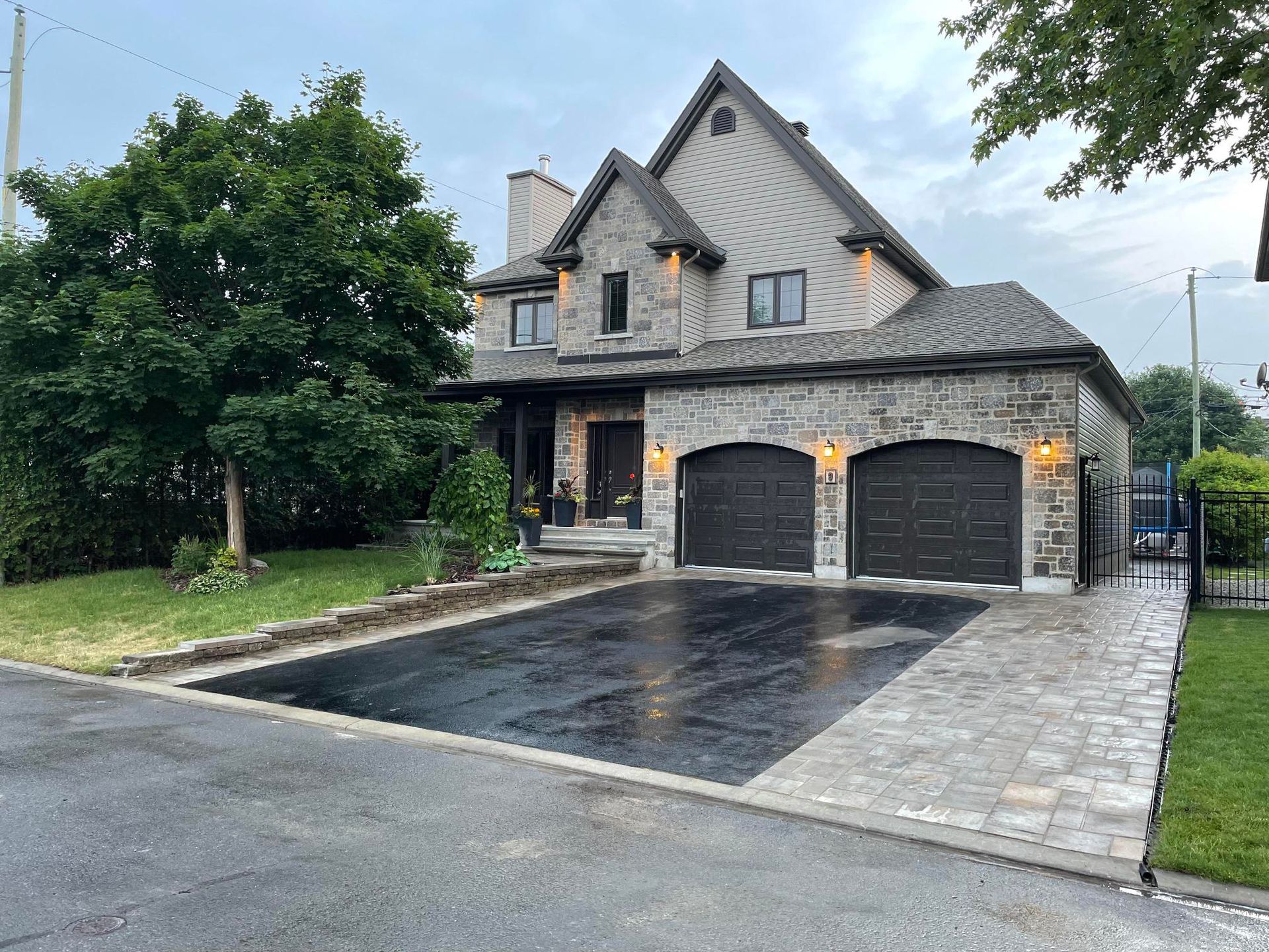 Une grande maison avec une grande allée devant.