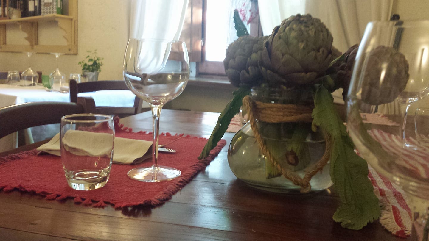 tavolo finemente apparecchiato