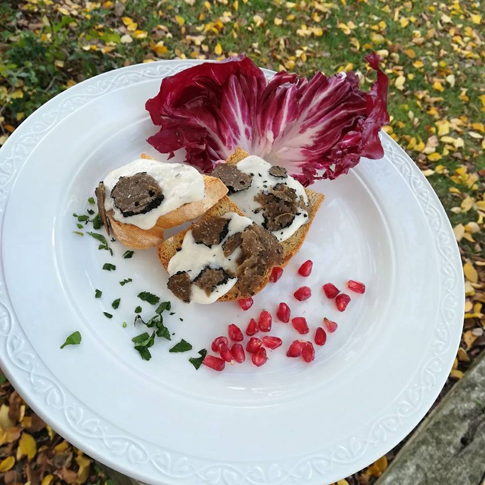 crostini con formaggio e tartufo