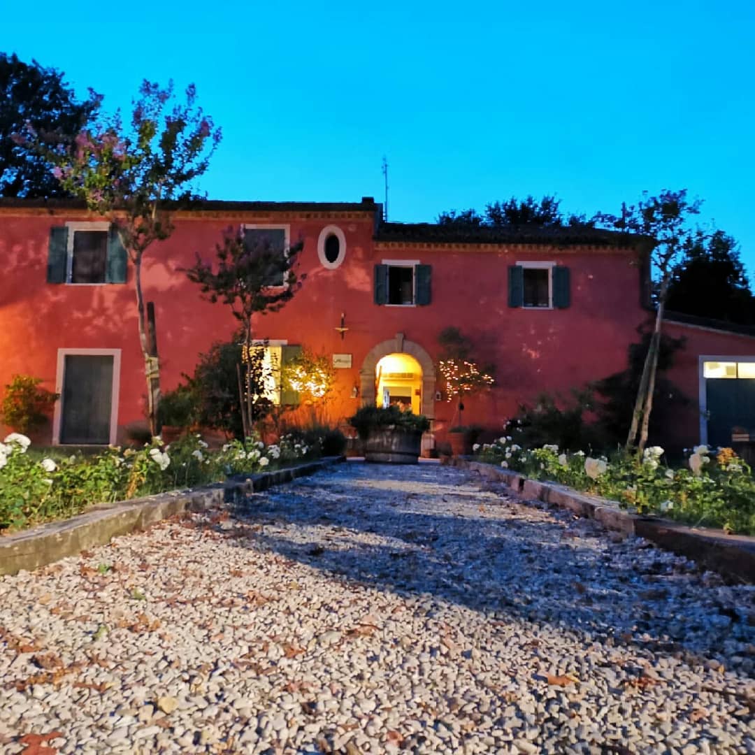 casolare che ospita il ristorante