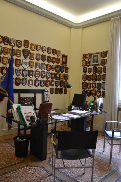 Ufficio dell'avvocato con targhe a parete