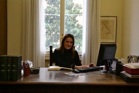 Avvocato con scrivania e pc