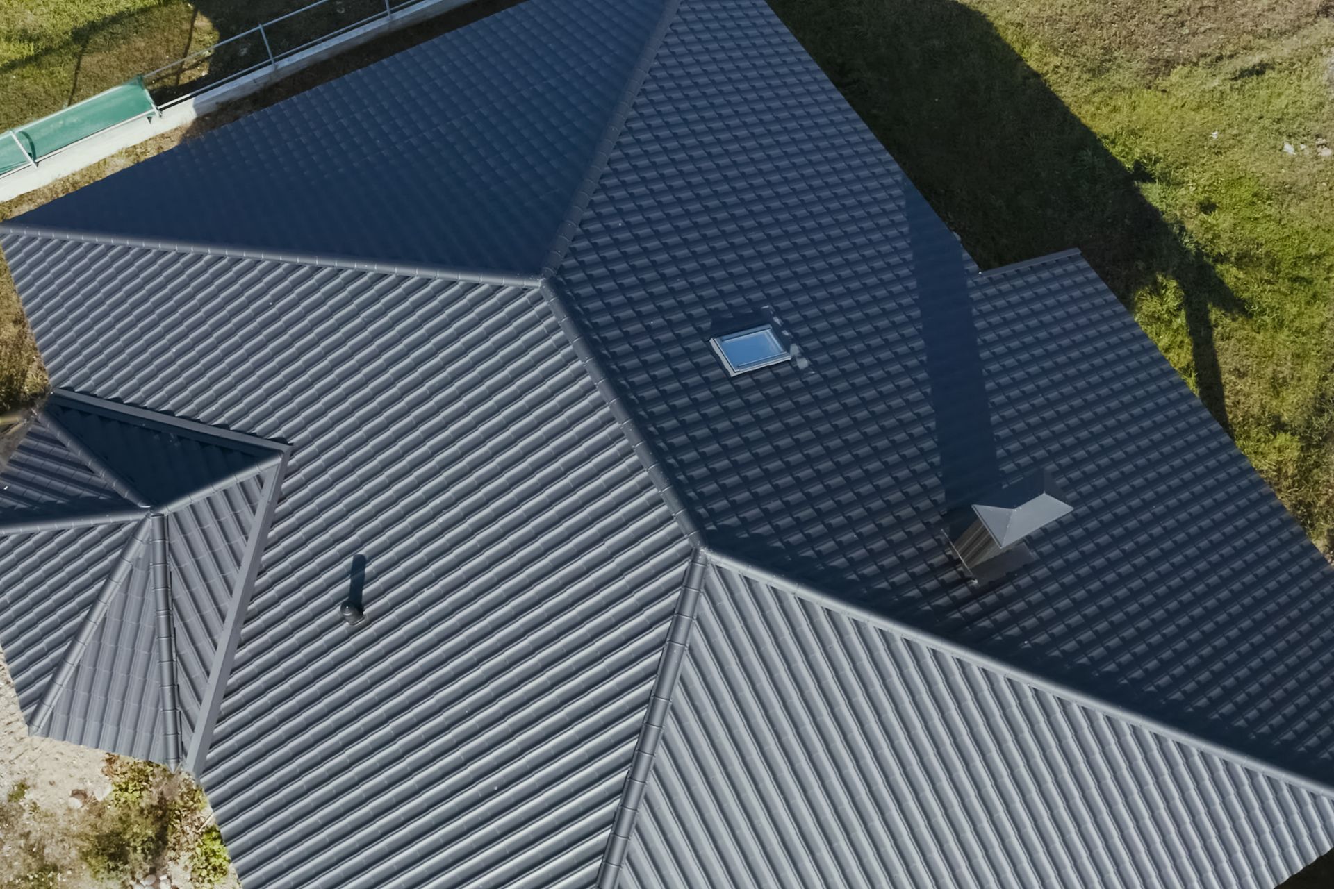 Construction worker working on roof — Qualified Roofer in Canberra