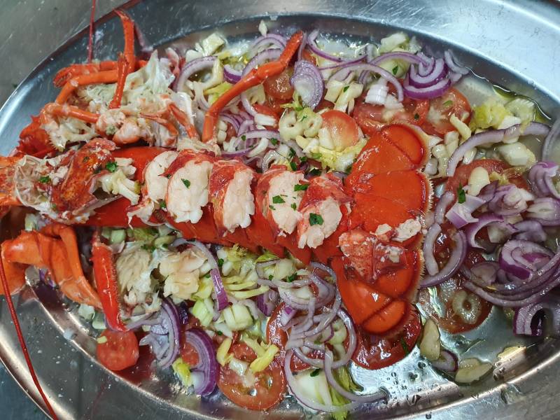 piatto di pesce con cipolle