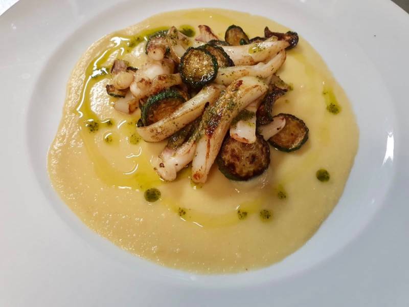 secondo piatto con calamari e zucchine