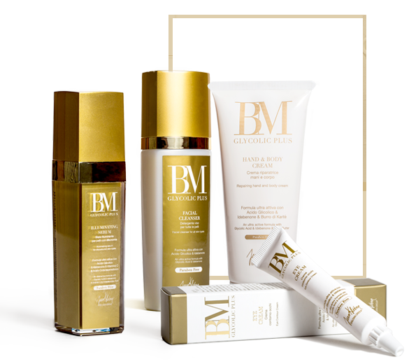 Diverse bottiglie di cosmetici bm sono posizionate una accanto all'altra