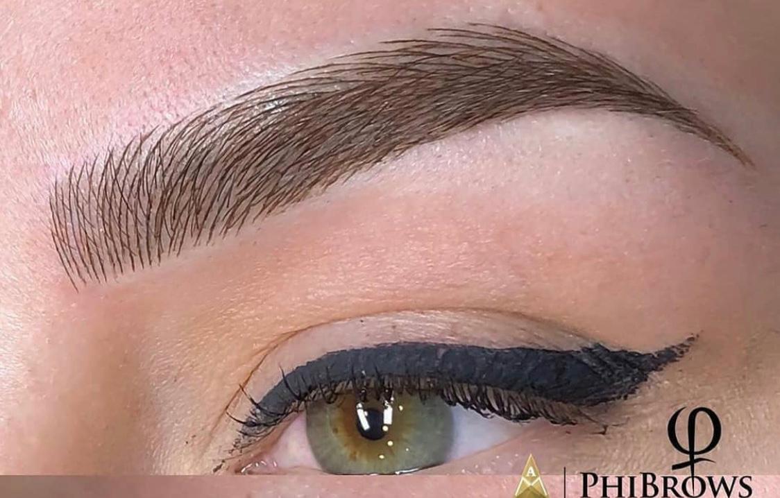 Un primo piano dell'occhio di una donna con sopracciglia permanenti.