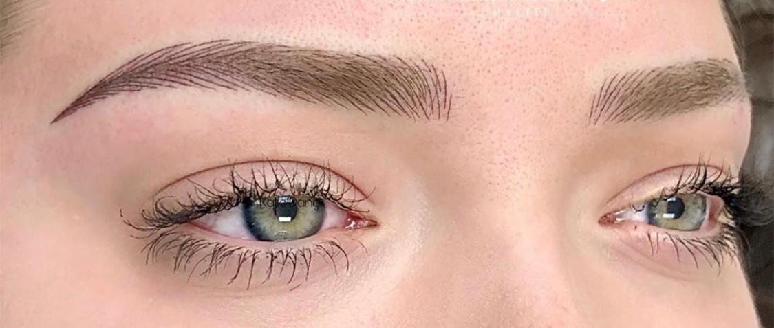 Un primo piano degli occhi e delle sopracciglia di una donna.