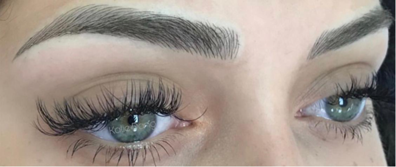 Un primo piano degli occhi di una donna con lunghe ciglia.