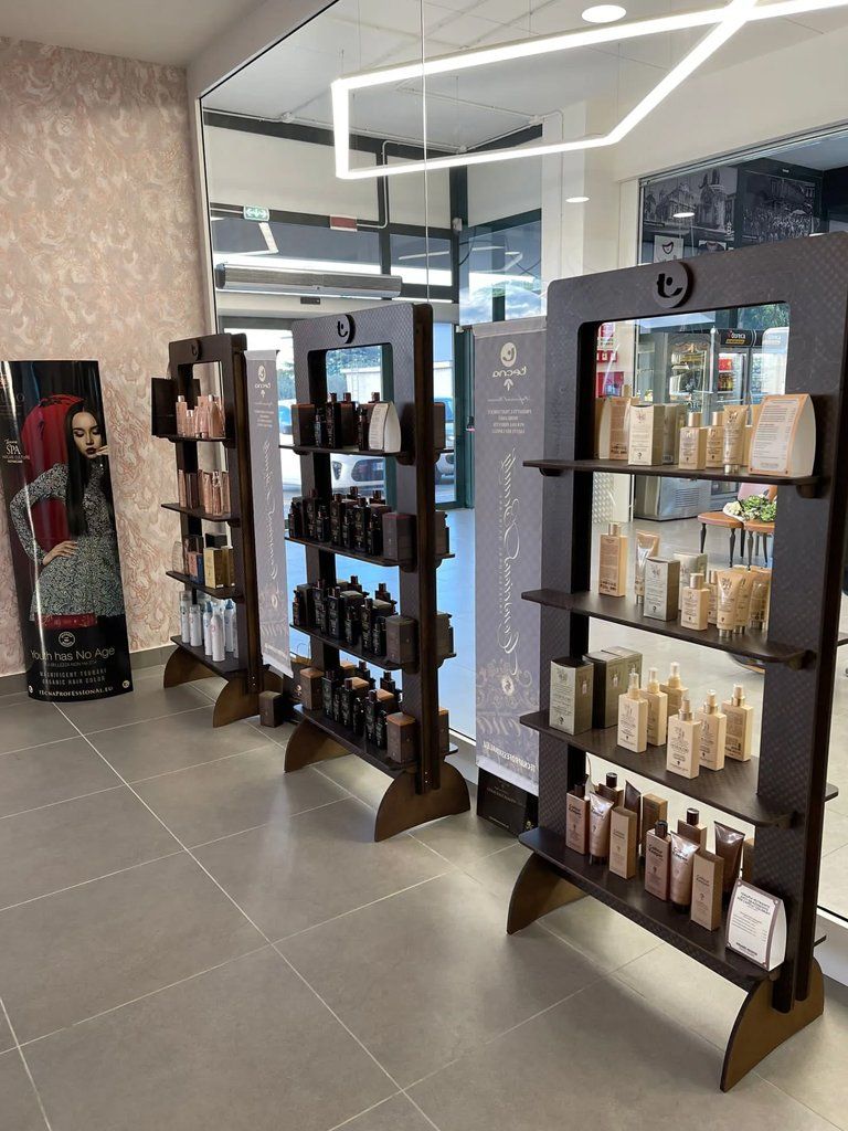 Una fila di scaffali pieni di flaconi di cosmetici in un negozio.