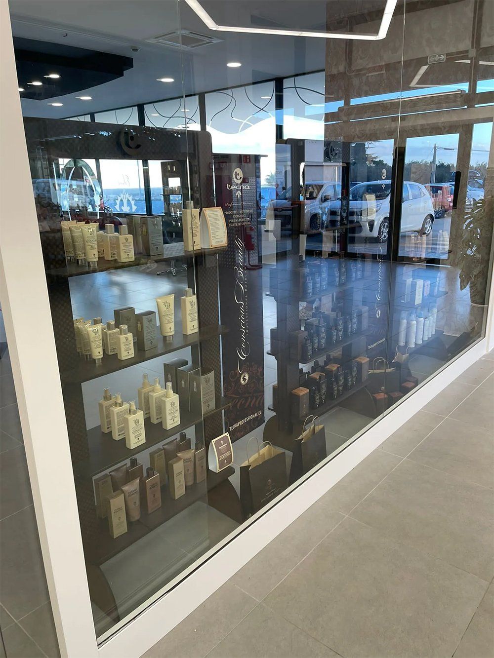 Un negozio con molti prodotti esposti davanti a una vetrina.