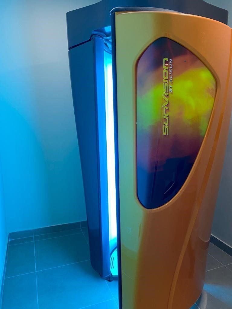 Un apparecchio per l'abbronzatura Sunvision è posizionato in una stanza