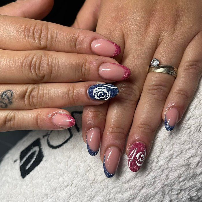 Un primo piano delle unghie di una donna con un anello al dito.