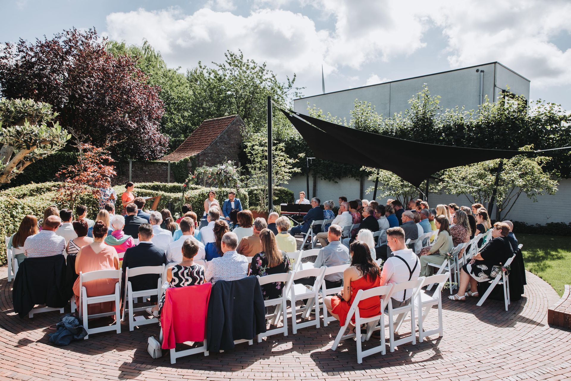 Ceremonie op het tuinterras van feestzaal t'Hoornaerts, Kachtem.