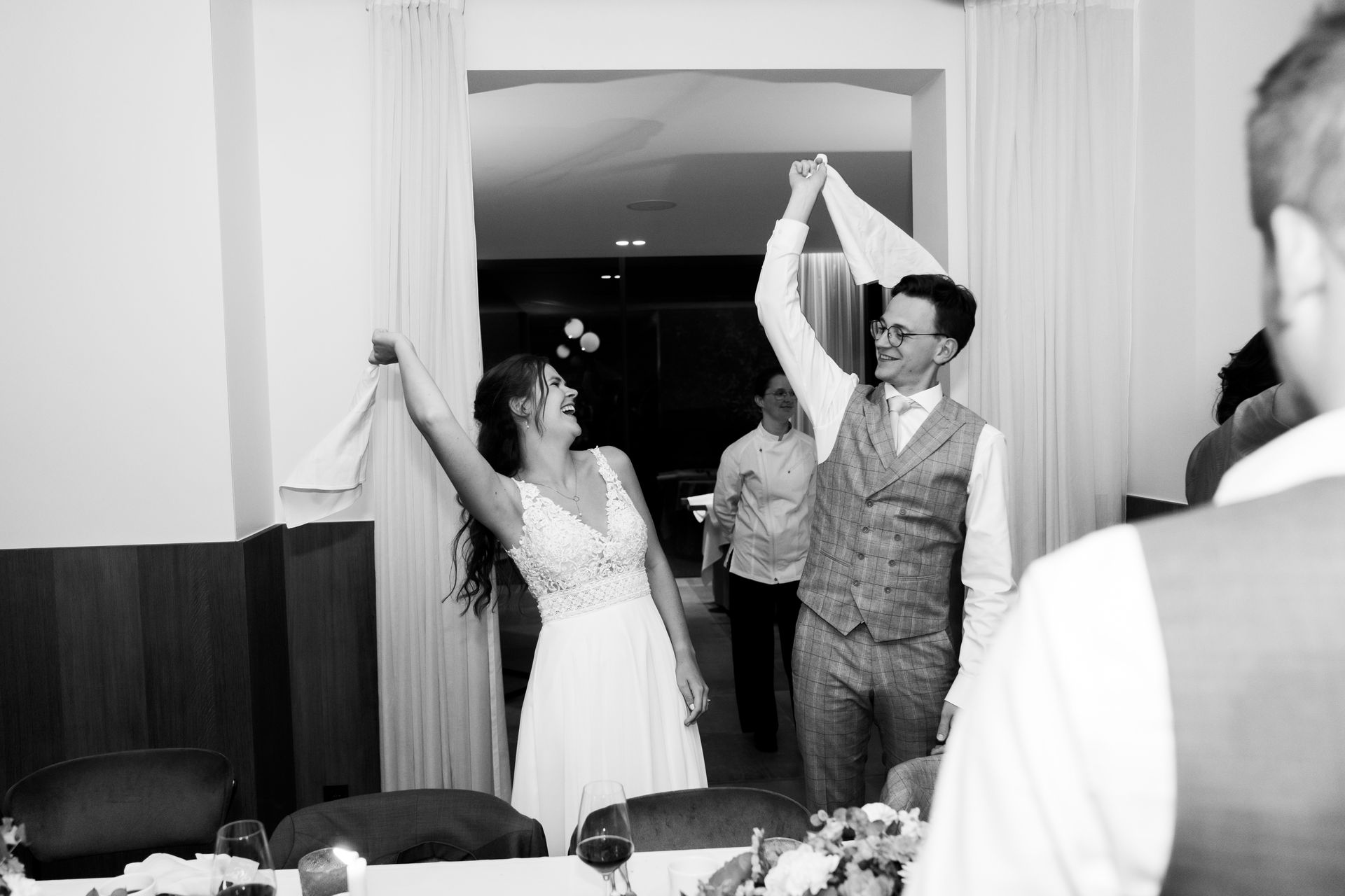 Een zwart-witfoto van een bruid en bruidegom die dansen op hun huwelijksreceptie.