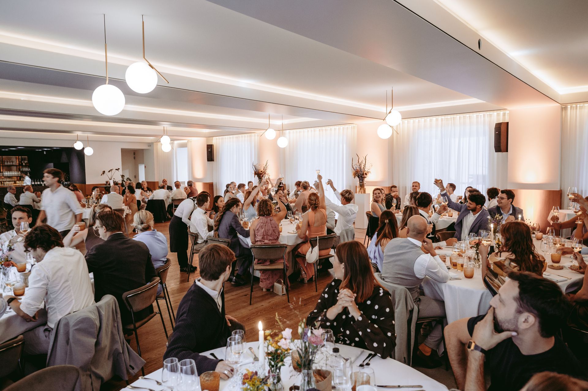 Een groep kinderen staat rond een clown in een park.