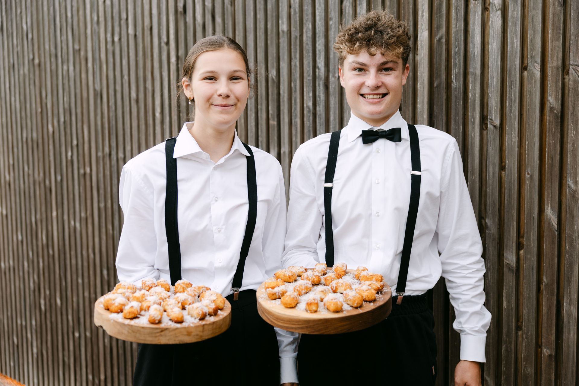 Het brengen van de bruidstaart naar de zaal toe.